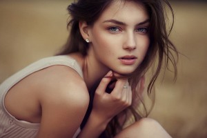 294934_devushka_bryunetka_vzglyad_glaza_volosyi_rodimka_d_1440x960_(www.GdeFon.ru)